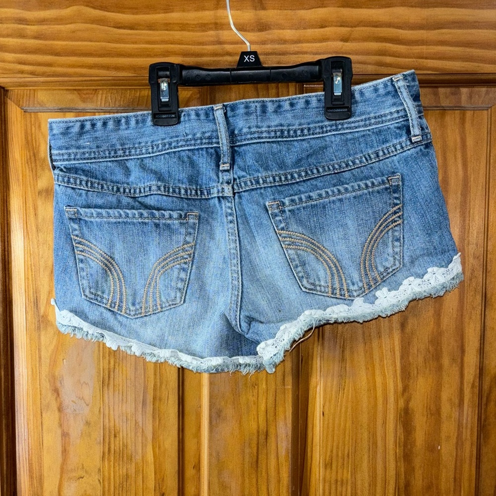 HOLLISTER | Distressed Lace Denim Shorts - Picture 2 of 6